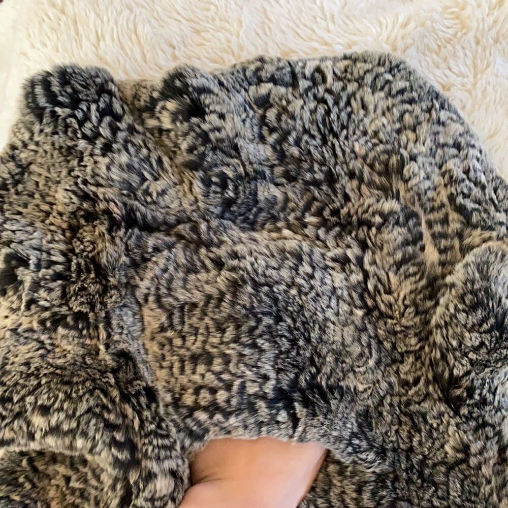 Large Womens Rabbit Scarf/Shawl With Pockets - Picture 2 of 5